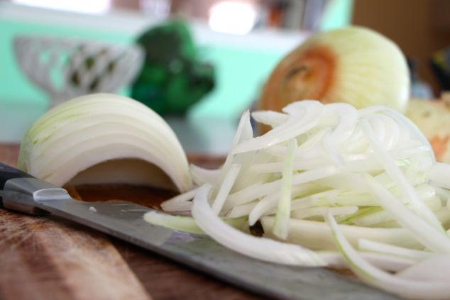 thinly sliced onions