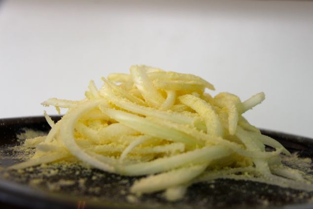 semolina coated sliced onion