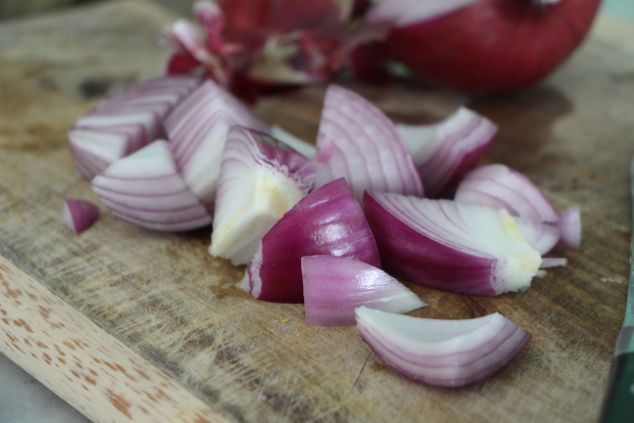 purple onion cut