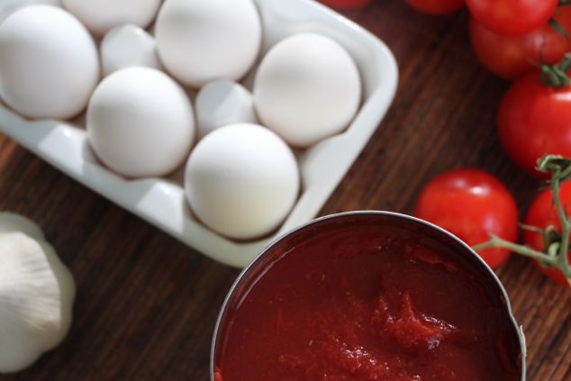 eggs and crushed tomatoes