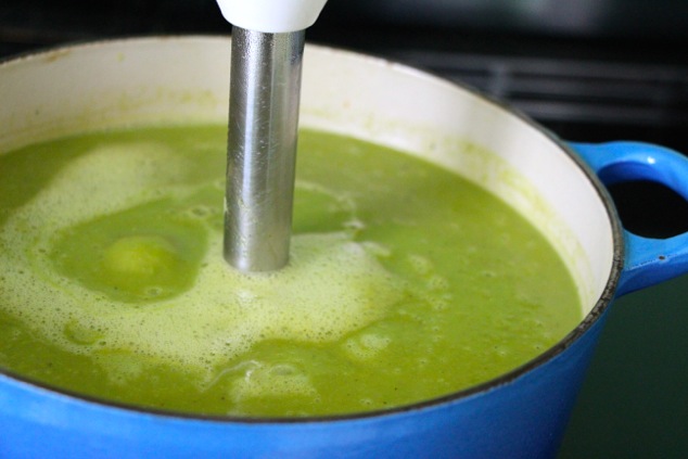 blending pea soup