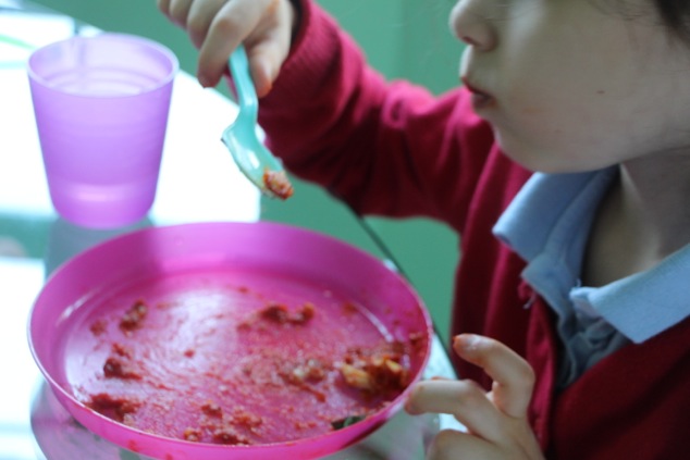 eating shakshuka kid plate