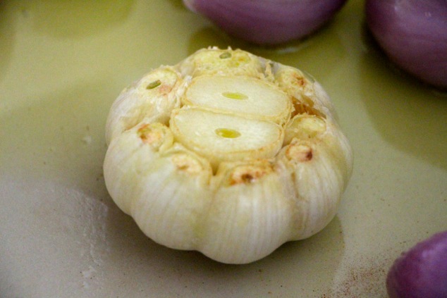 garlic in pot face up