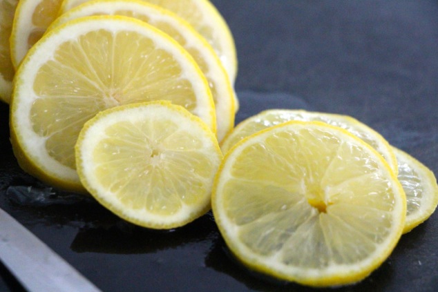 slicing lemons