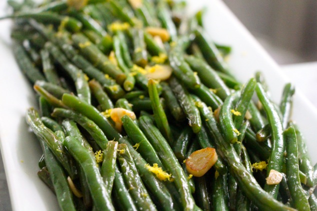 cooked green beans in serving dish