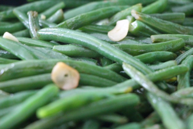 cooked green beans up close