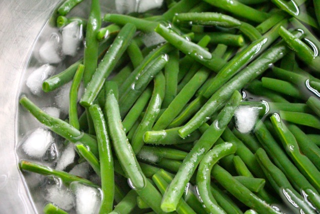 green beans in ice water