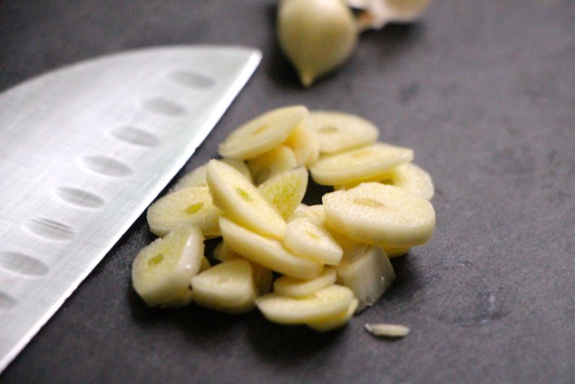 sliced garlic