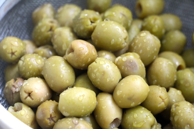 washing green olives