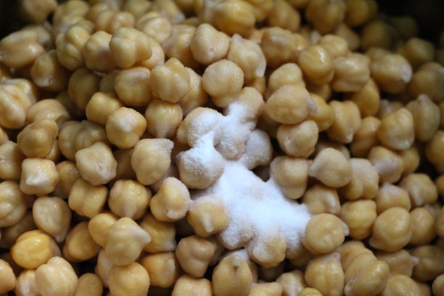 adding baking soda to chickpeas