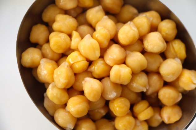 cooked chickpeas up closed