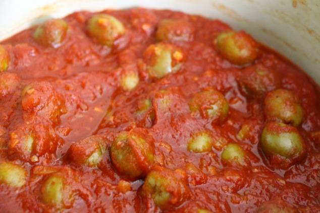 green olives in tomato sauce