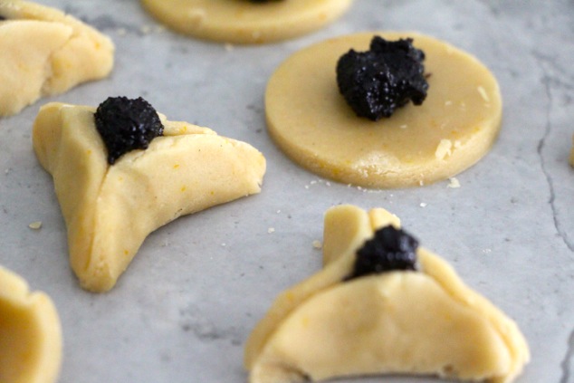 preparing hamentashen with poopy seeds