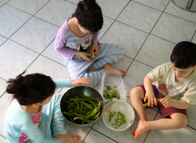 kids peeling lava beans