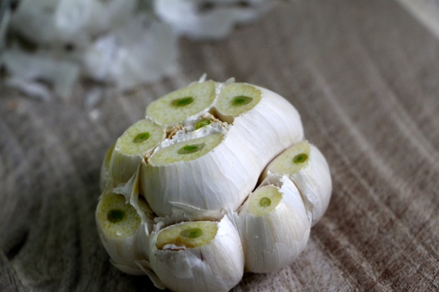 trimming garlic head