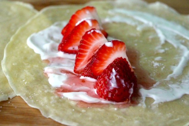 making strawberry cream crepe