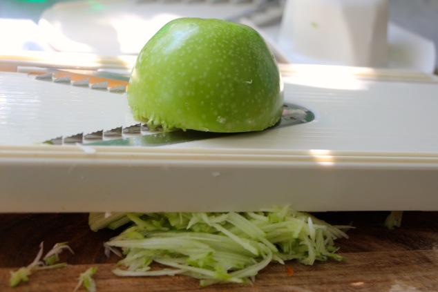 slicing green apple