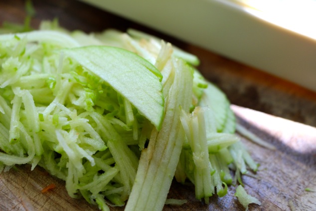 thinly sliced green apple