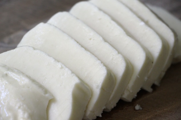 sliced halloumi cheese