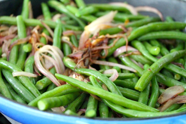 green beans and purple onion in pan