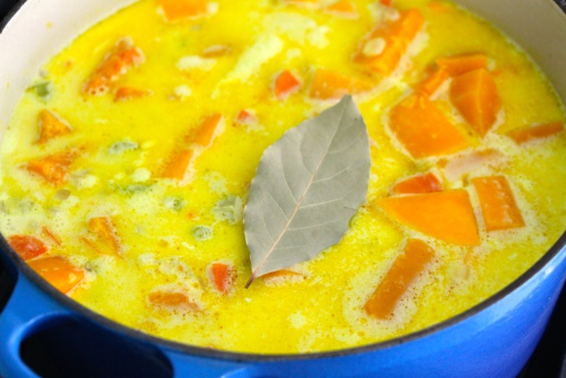 adding-bay-leaf-to-soup