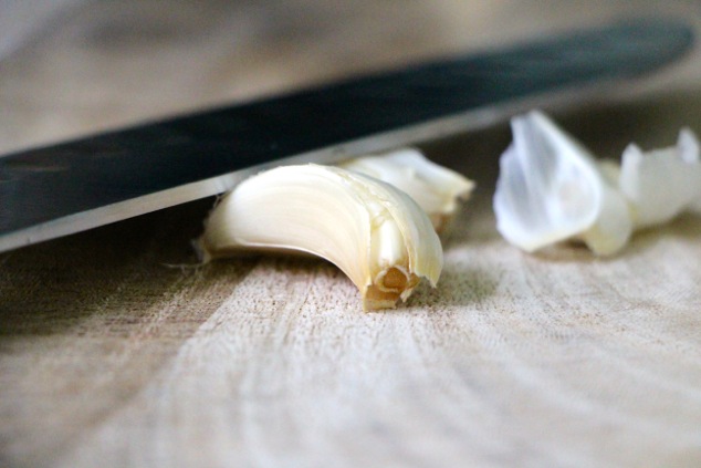 peeling-garlic-cloves-up-close