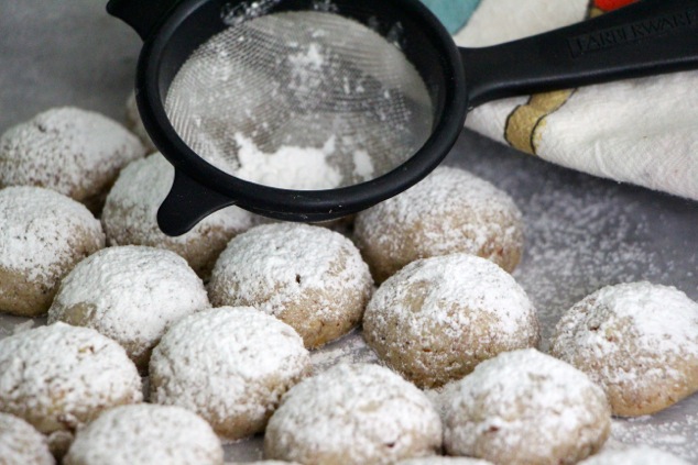 sifting-powdered-sugar-onto-cookies