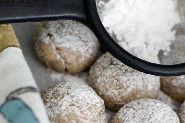 sifting-powdered-sugar-up-close