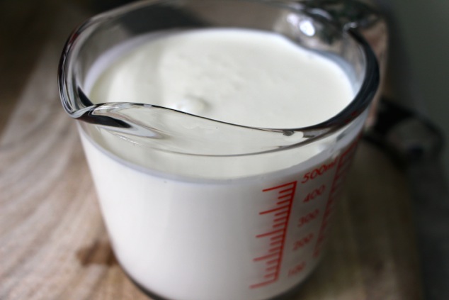 heavy-cream-in-measuring-cup