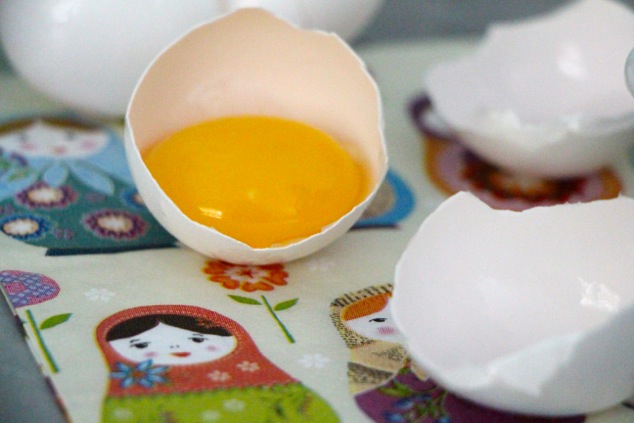 separating-eggs-up-close