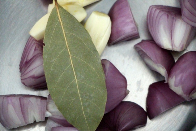 shallot-garlic-and-bay-leaf-in-saucepan
