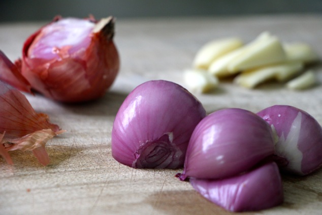 shallots-and-garlic-cloves-on-cutting-board