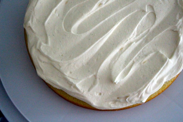 spreading-cream-on-cake