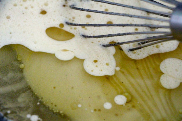 adding-oil-to-whisked-eggs