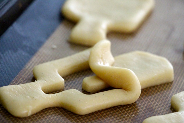 removing-extra-dough-on-tray