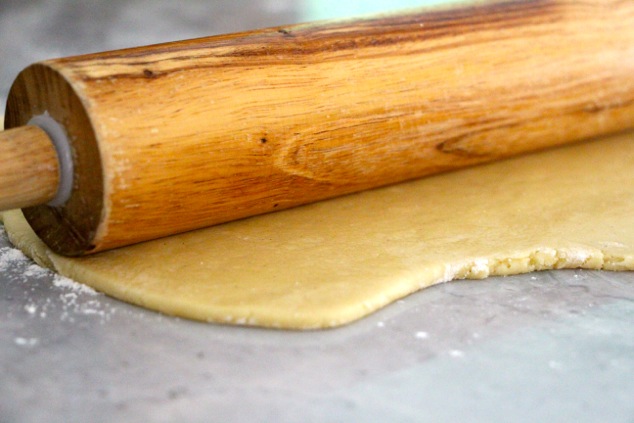 rolling-pin-and-cookie-dough