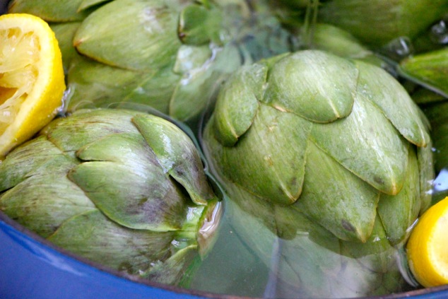 artichokes in pot with water and lemon