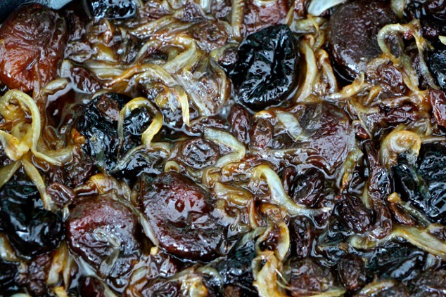 cooking onions and dried fruit