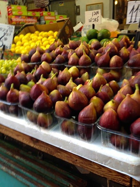 fresh figs in the market
