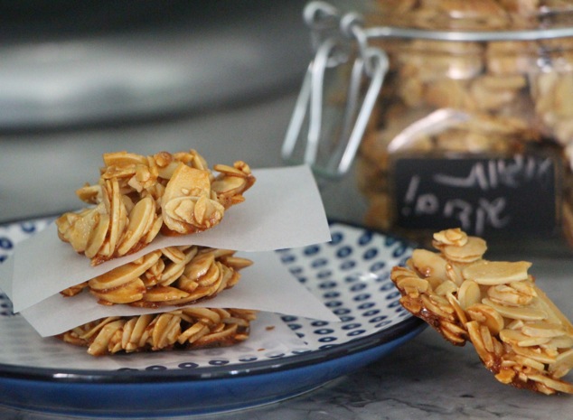 sliced almond cookies are ready and served
