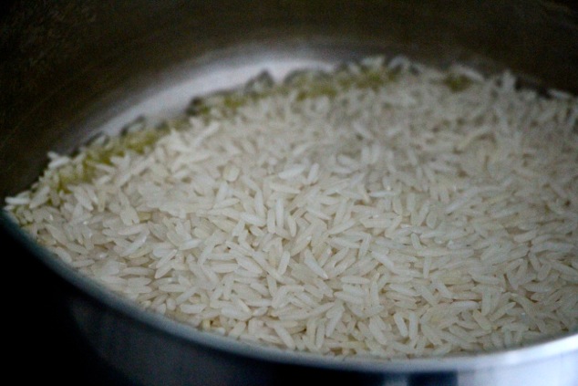 white rice with olive oil in pot