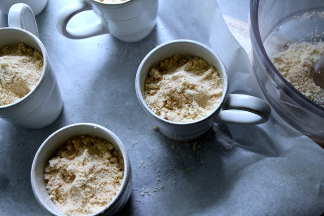 layering dough crumbs in mugs