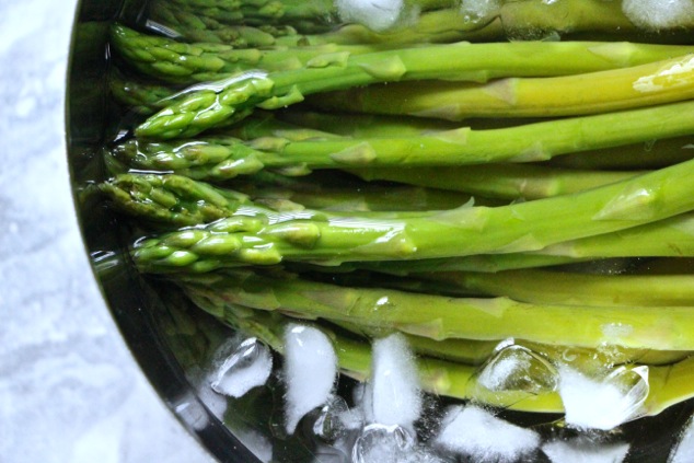 asparagus in ice water