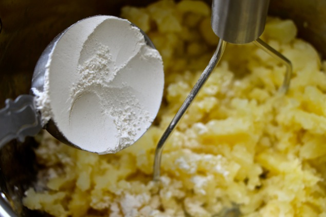 adding-flour-to-mashed-potatoes