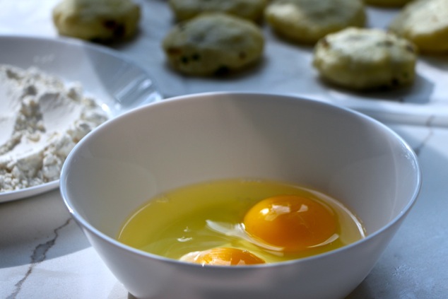 banatage-eggs-and-flour-dip-close-up