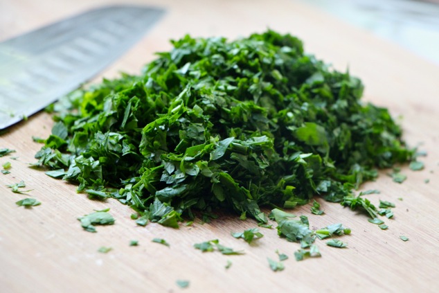 chopped-parsley-on-cutting-board