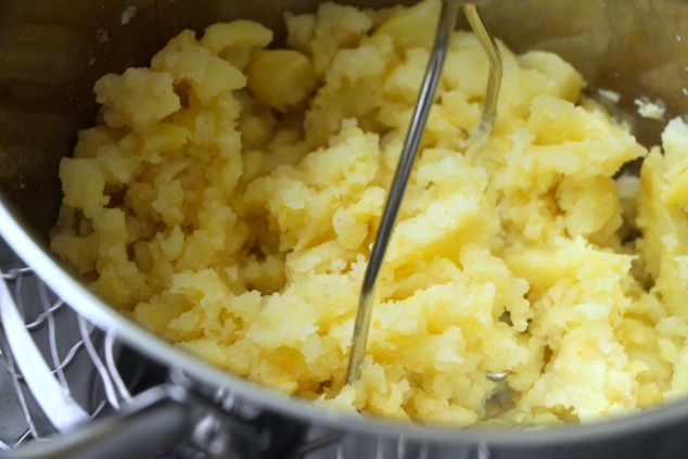 mashing-boiled-potatoes