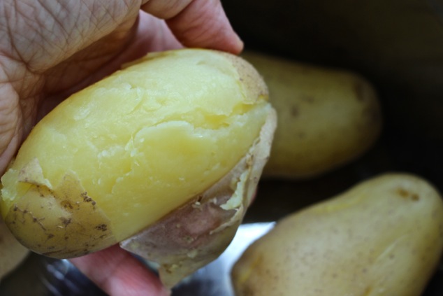 peeling-boiled-potatoes