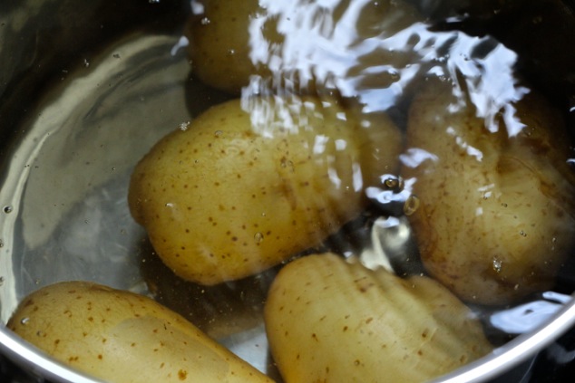 potatoes-in-a-pot-of-water-close-up