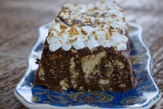 S'mores log cake served